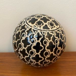 ☘️VTG Hand Glazed Decorative Solid Raised Ceramic Carpet Ball!
